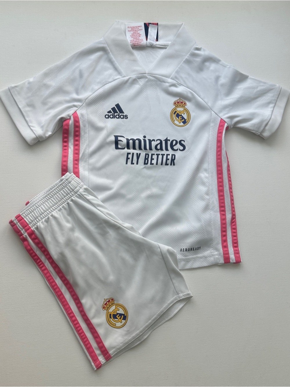 Adidas girl’s Real Madrid Kids Jersey & Shorts in White and Pink.  Size 4T.